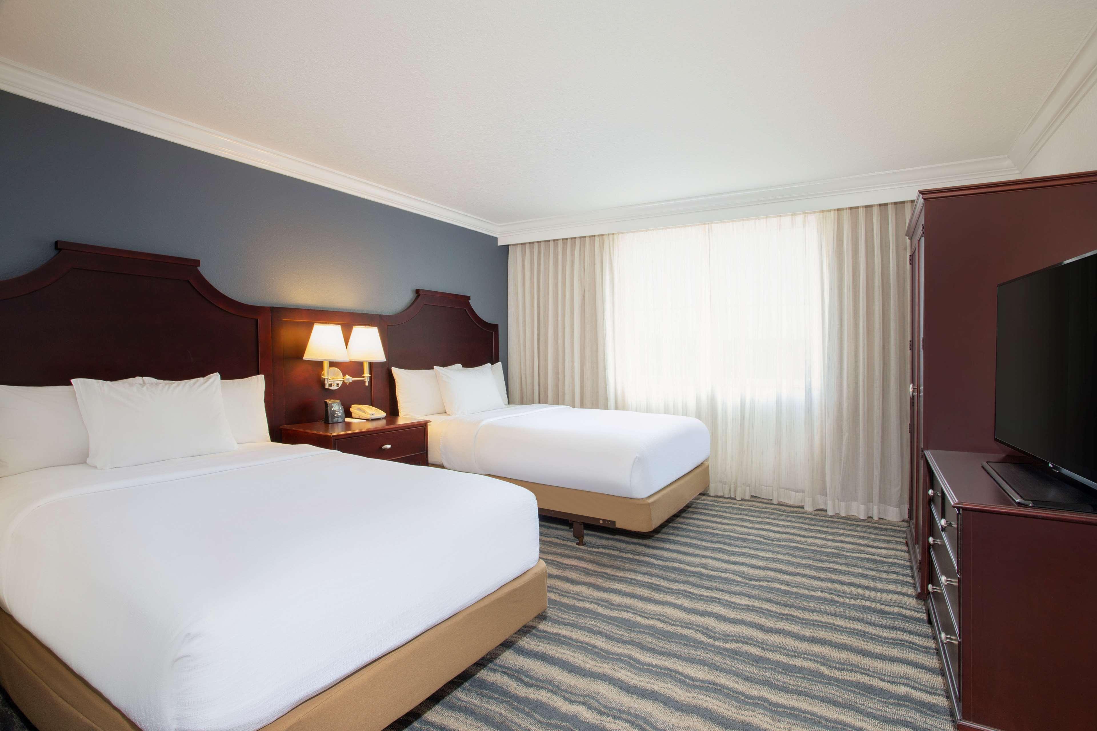 Embassy Suites By Hilton Tampa Brandon Heartland Exteriör bild