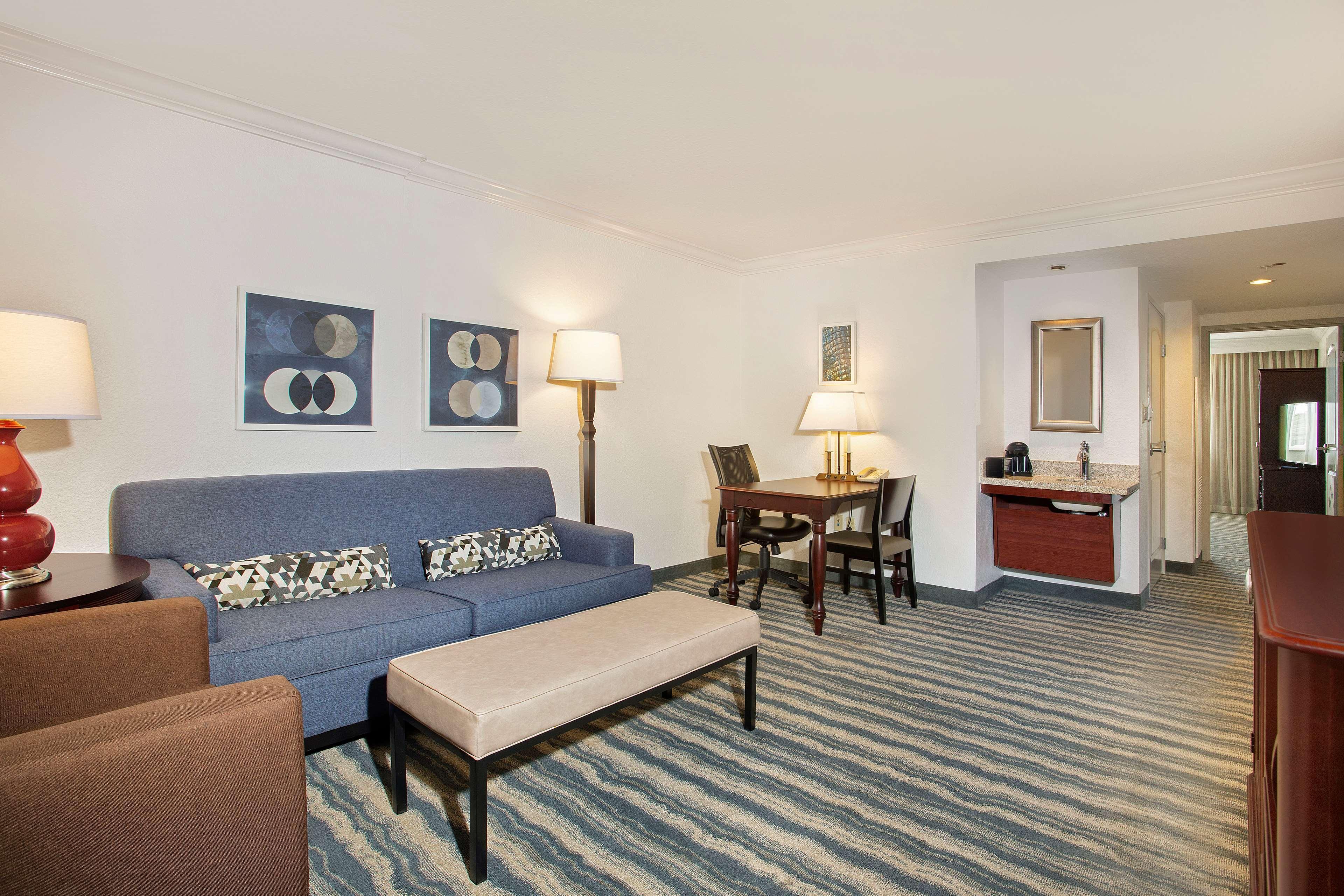 Embassy Suites By Hilton Tampa Brandon Heartland Exteriör bild