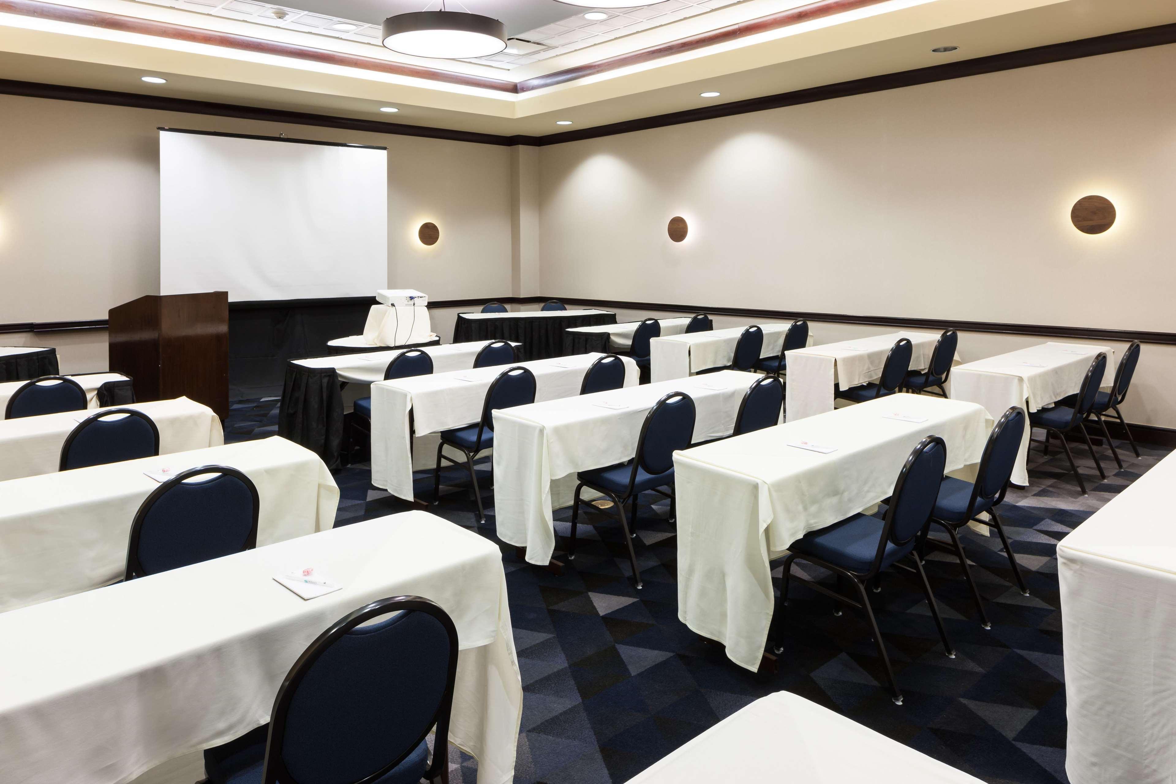 Embassy Suites By Hilton Tampa Brandon Heartland Exteriör bild