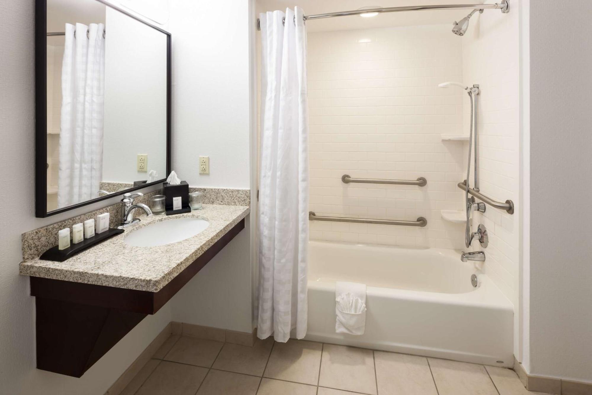 Embassy Suites By Hilton Tampa Brandon Heartland Exteriör bild