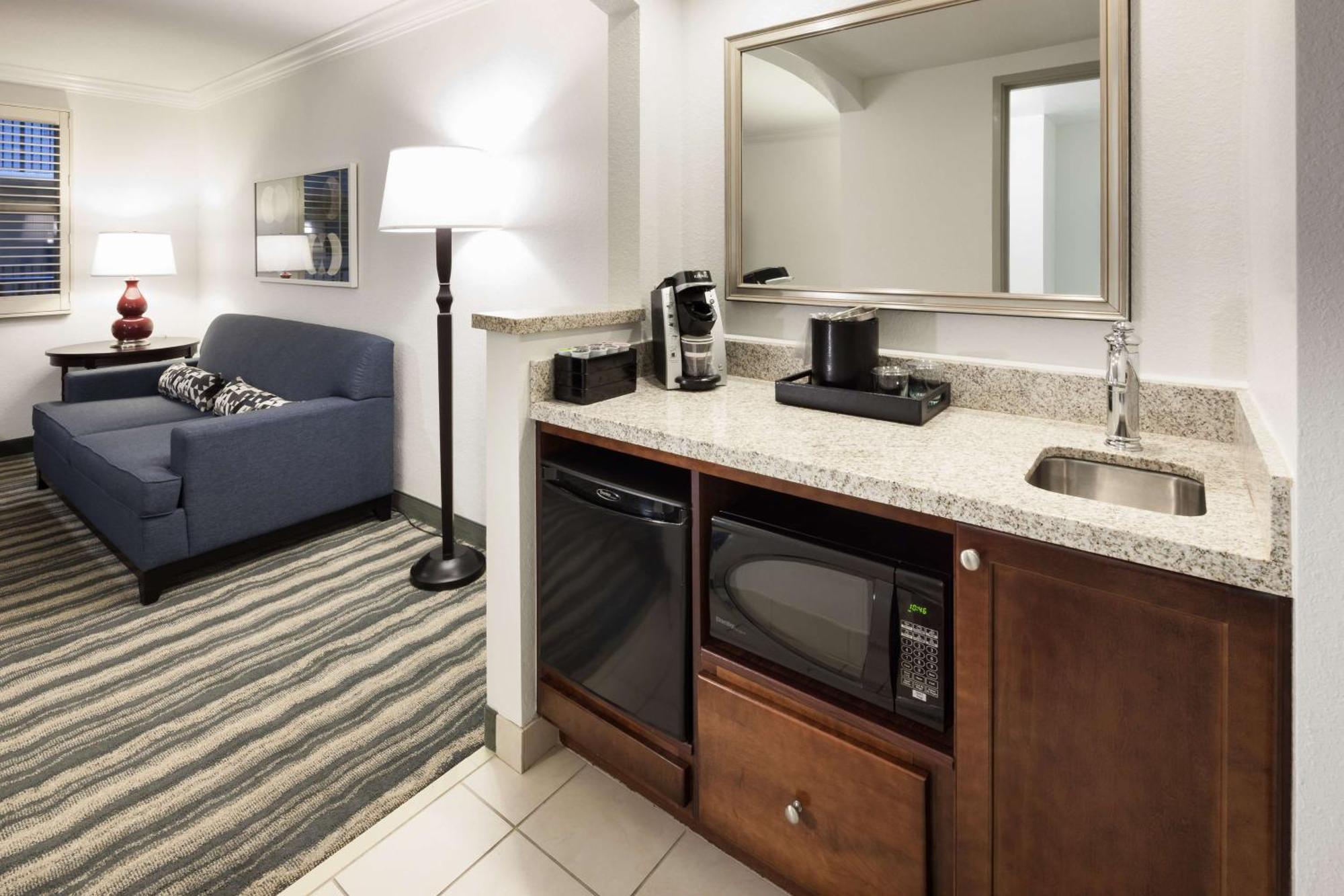 Embassy Suites By Hilton Tampa Brandon Heartland Exteriör bild