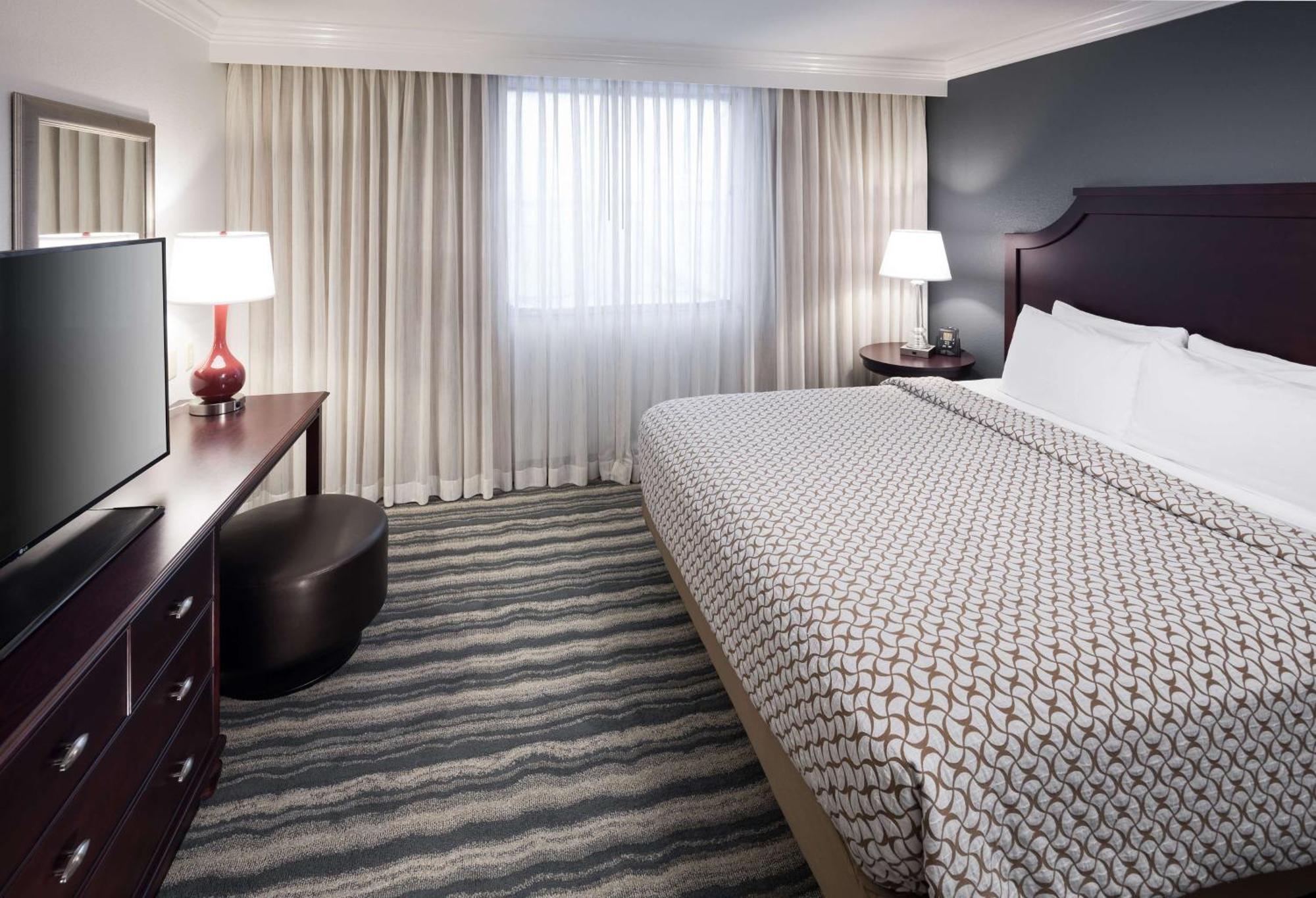 Embassy Suites By Hilton Tampa Brandon Heartland Exteriör bild
