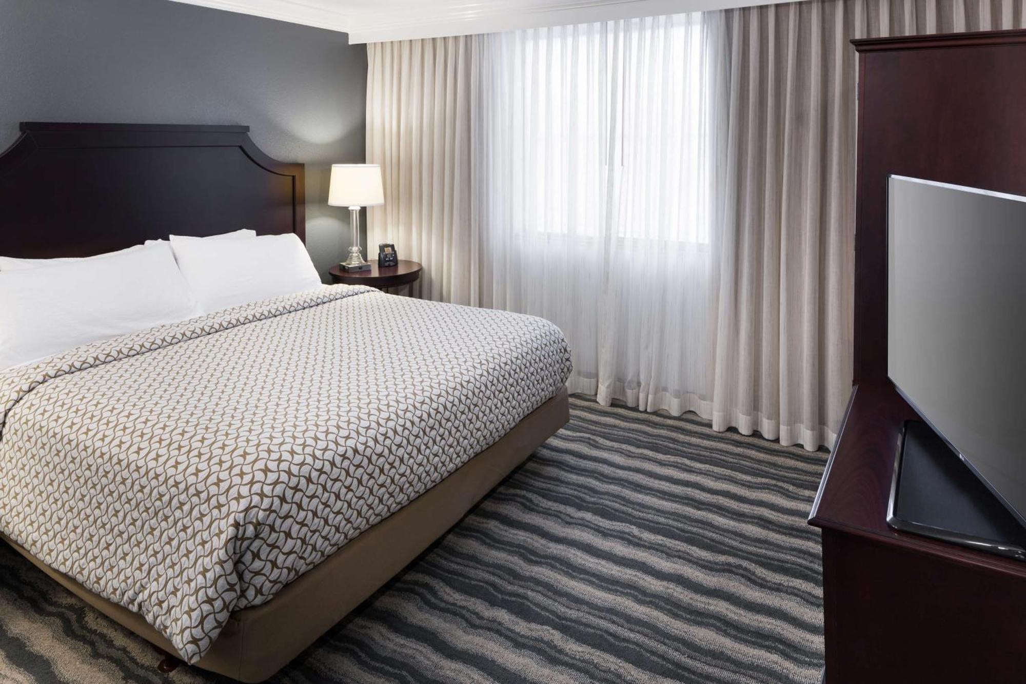 Embassy Suites By Hilton Tampa Brandon Heartland Exteriör bild