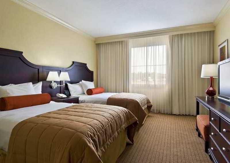 Embassy Suites By Hilton Tampa Brandon Heartland Exteriör bild